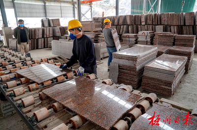 岑溪市马路镇水平石材加工园区康利石材车间 陈凡 摄(资料图)