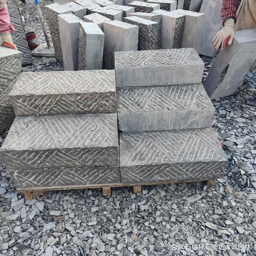 山东青石板錾道面是一种兼具实用性与艺术性的传统石材加工产品